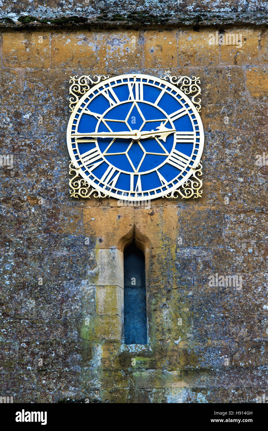 L'horloge de l'église Saint-Laurent et fenêtre en arc, Bourton on the hill, Cotswolds, Gloucestershire, Angleterre Banque D'Images