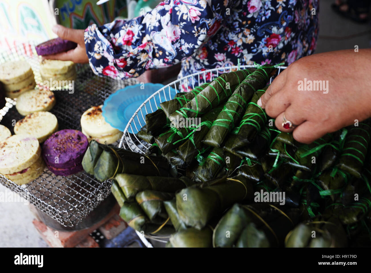 Des collations dans le village de Céramique Bat Trang. Banque D'Images