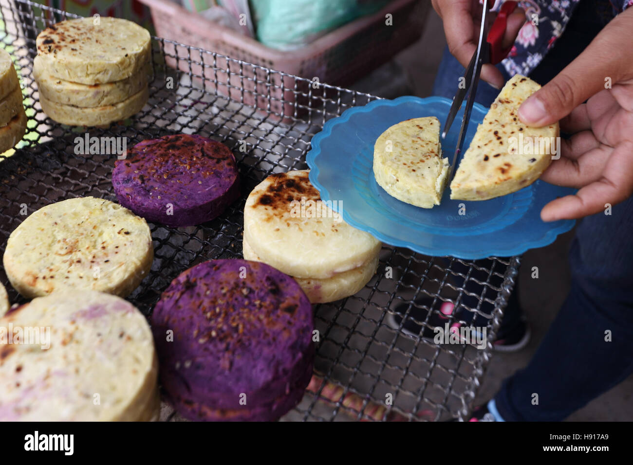 Petits pains grillés fabriqué à partir de manioc et de patate douce. Banque D'Images