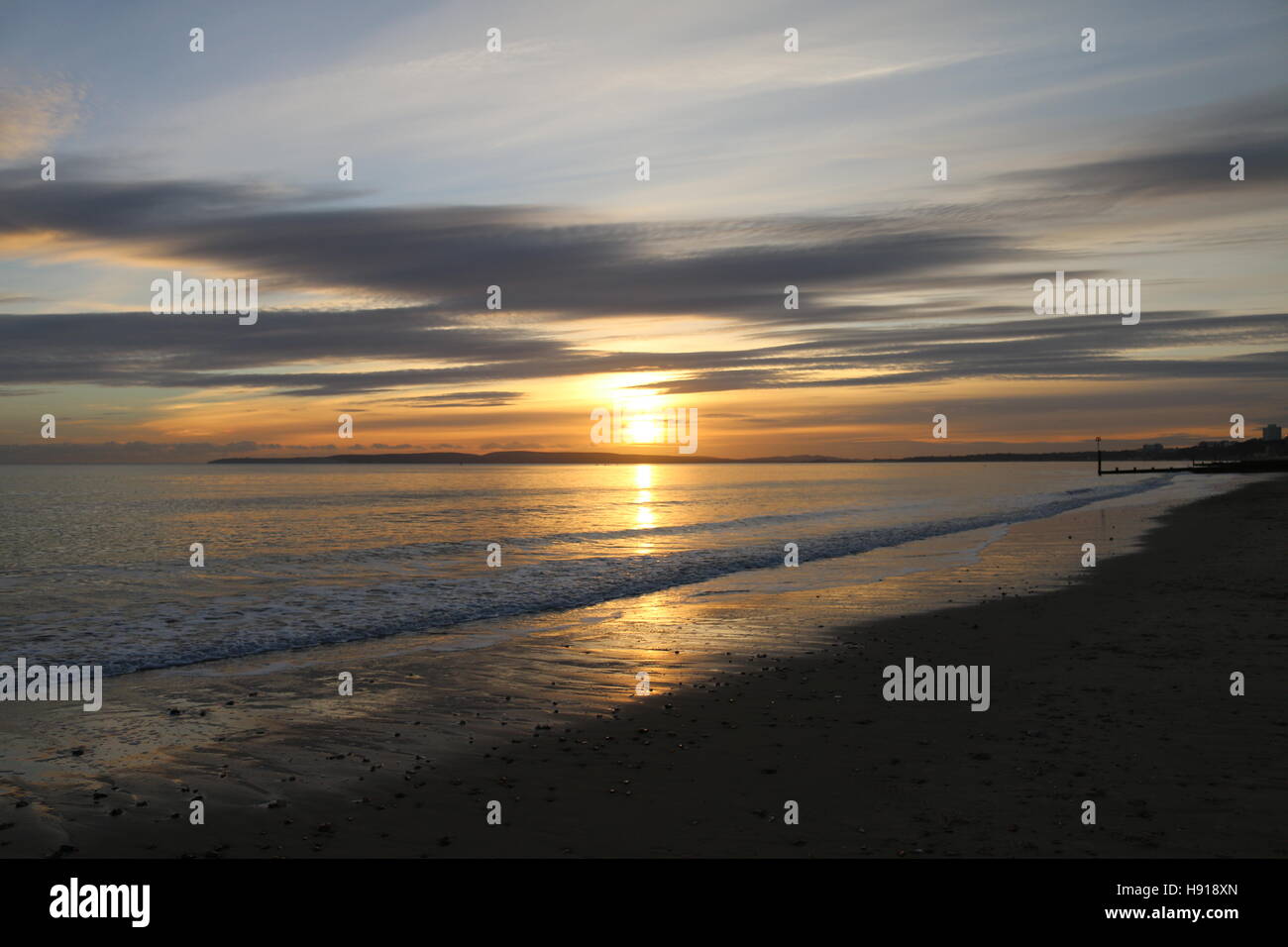 Southbourne beach à Bournemouth, Dorset, England, UK. Le spectaculaire coucher du soleil d'automne présente des couleurs chaudes sur la baie de Poole. Banque D'Images
