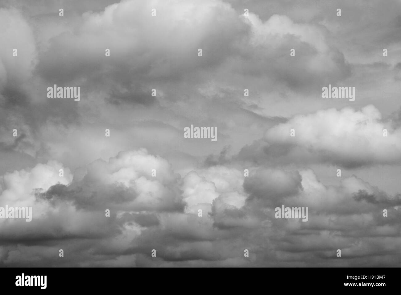 Des nuages gris dans le ciel Banque D'Images