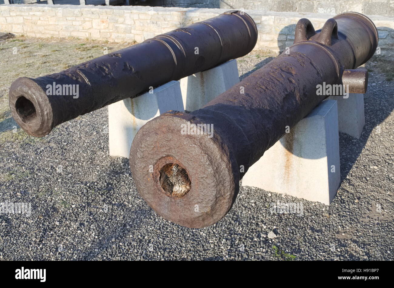Deux vieux canons de l'Artillerie Navale rouillé sur socle en pierre blanche Banque D'Images