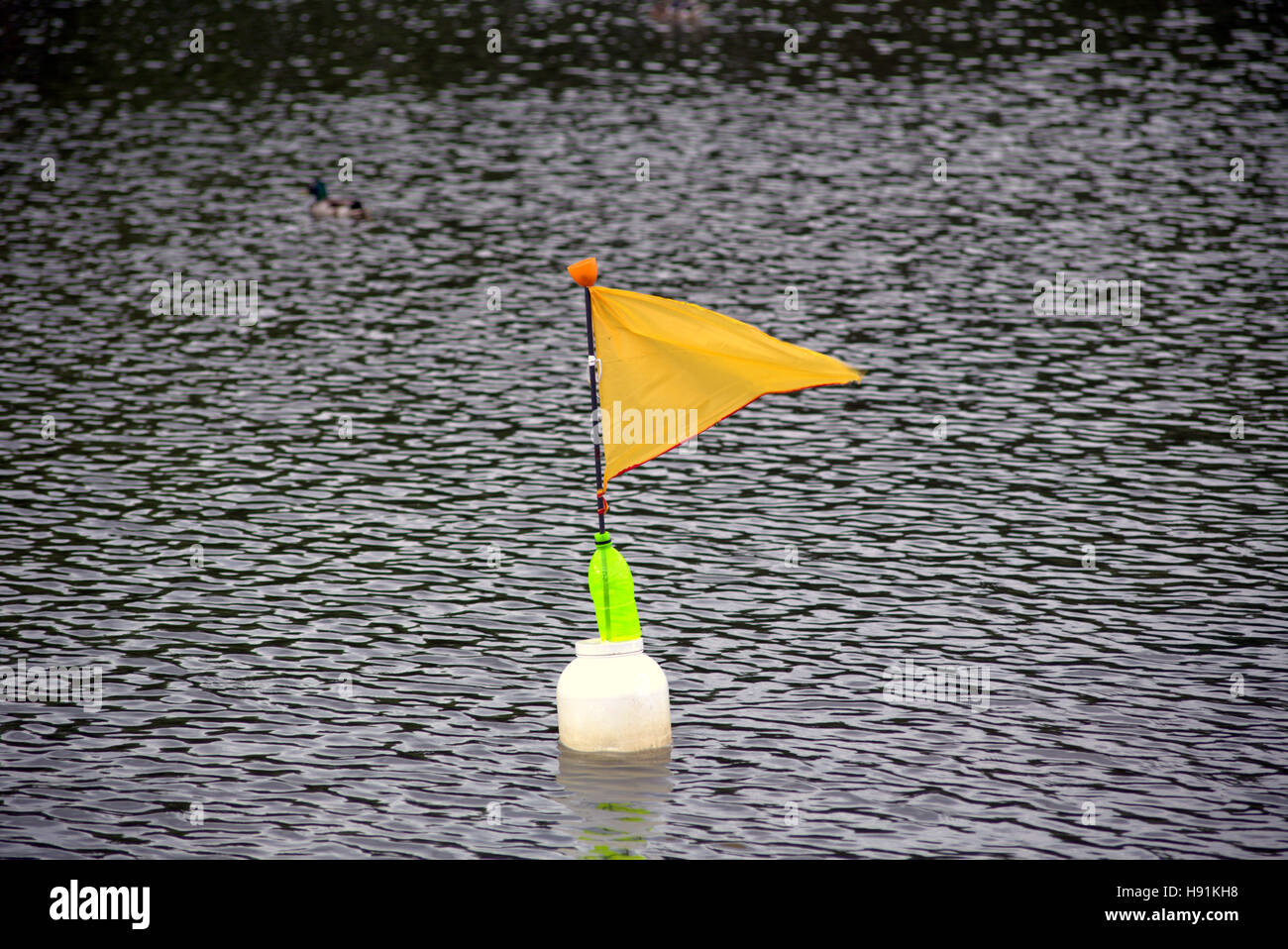 Bouée repère pour le modèle boat race sur étang Banque D'Images