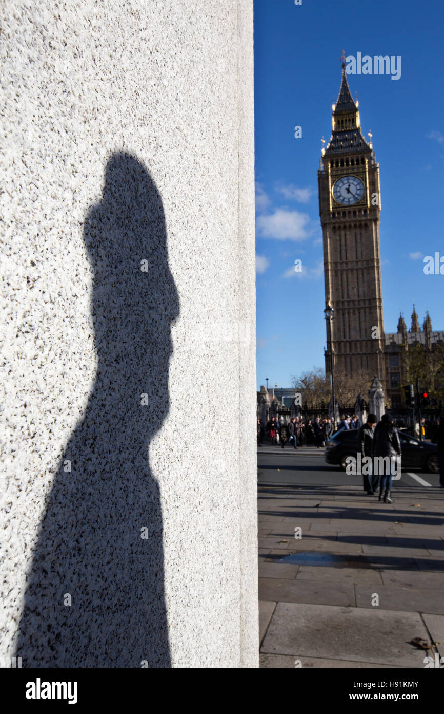 Silhouette d'un fonctionnaire contre la Statue de Sir Winston Churchill, la place du Parlement, Whitehall, Londres, UK Banque D'Images