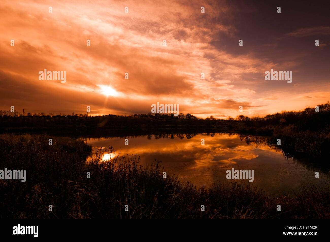 Ciel rouge sur un loch Banque D'Images