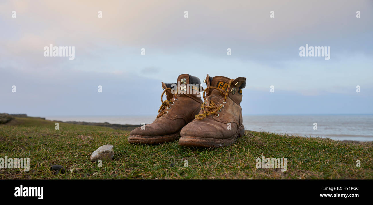 Une paire de bottes d'abandonner sur la côte à Ogmore par mer. Banque D'Images