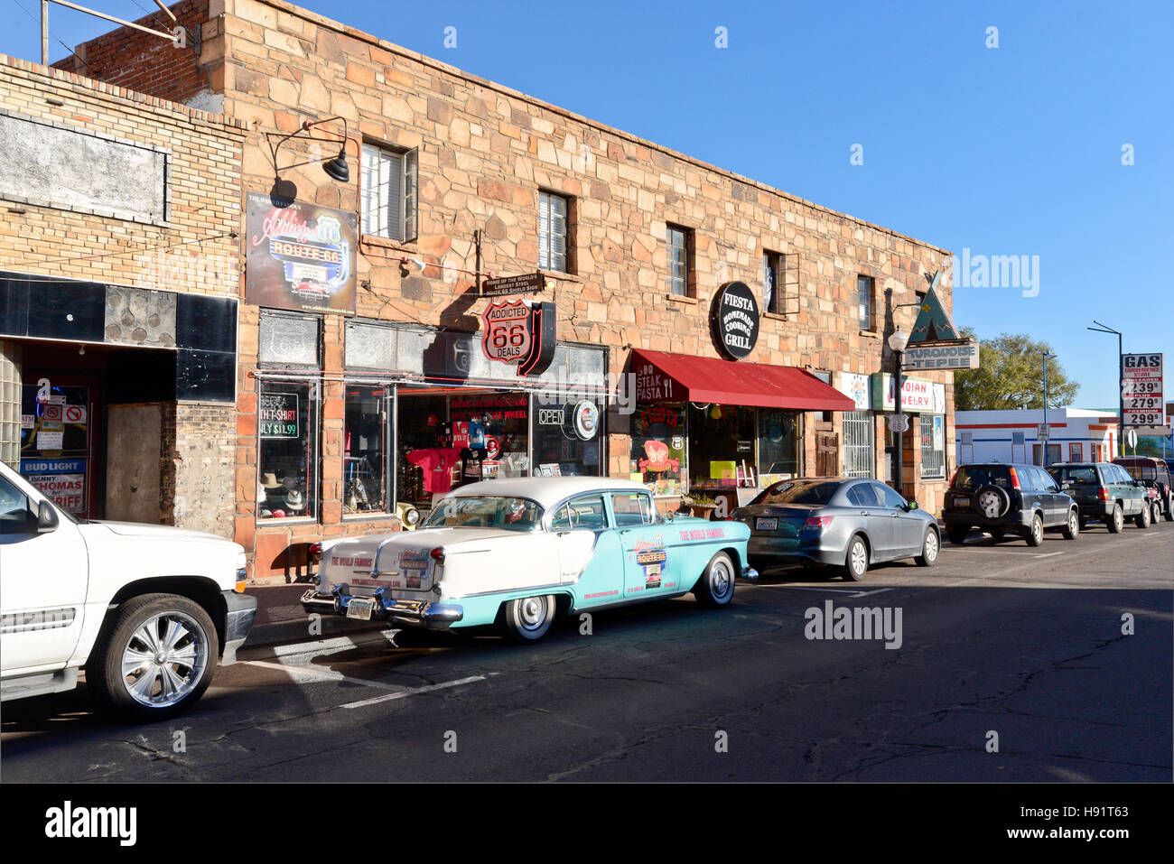 Une scène de rue avec une boutique de souvenirs à Williams en Arizona Banque D'Images