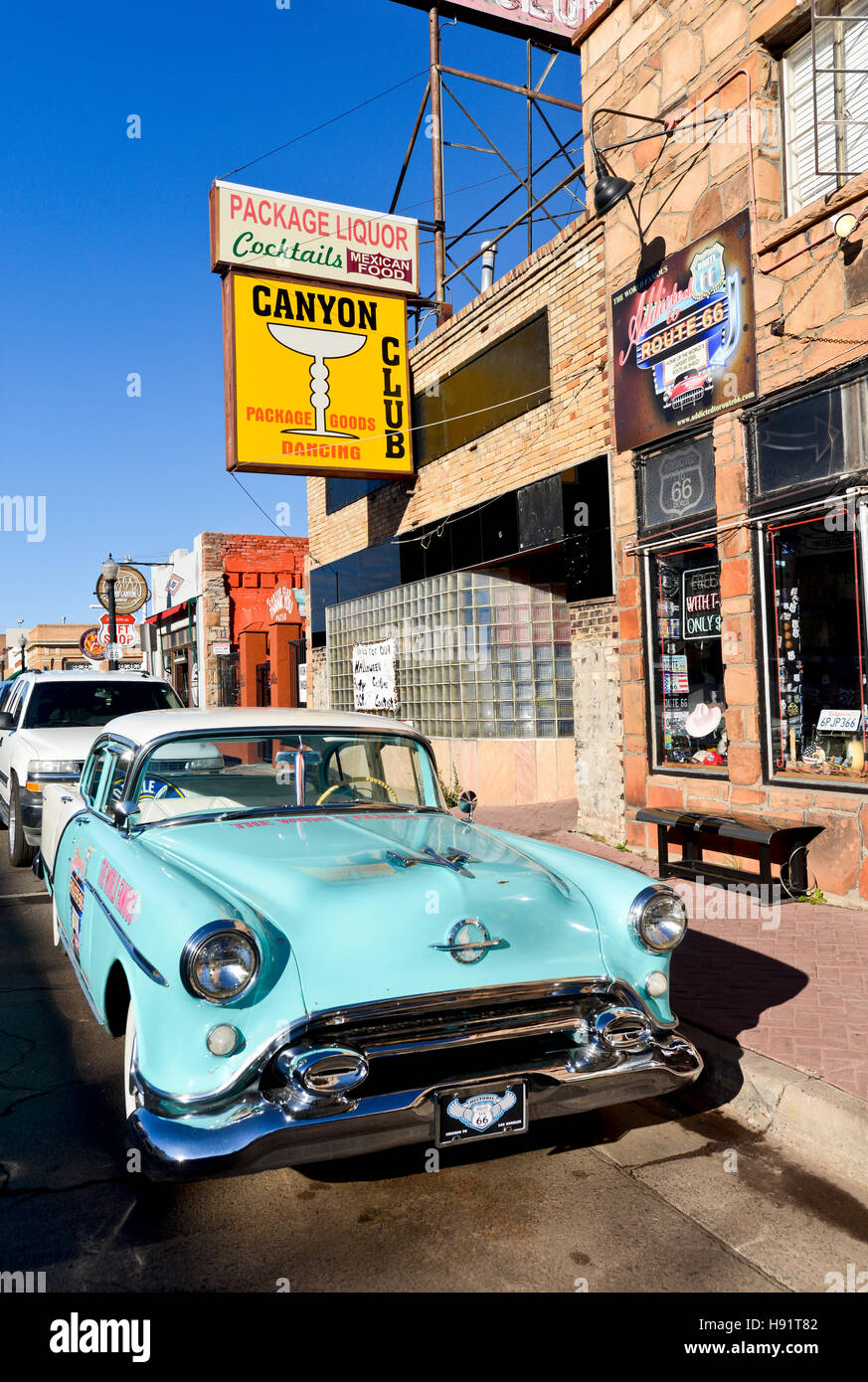 Une scène de rue avec une voiture en face d'un magasin de souvenirs sur la Route 66 à Williams en Arizona Banque D'Images