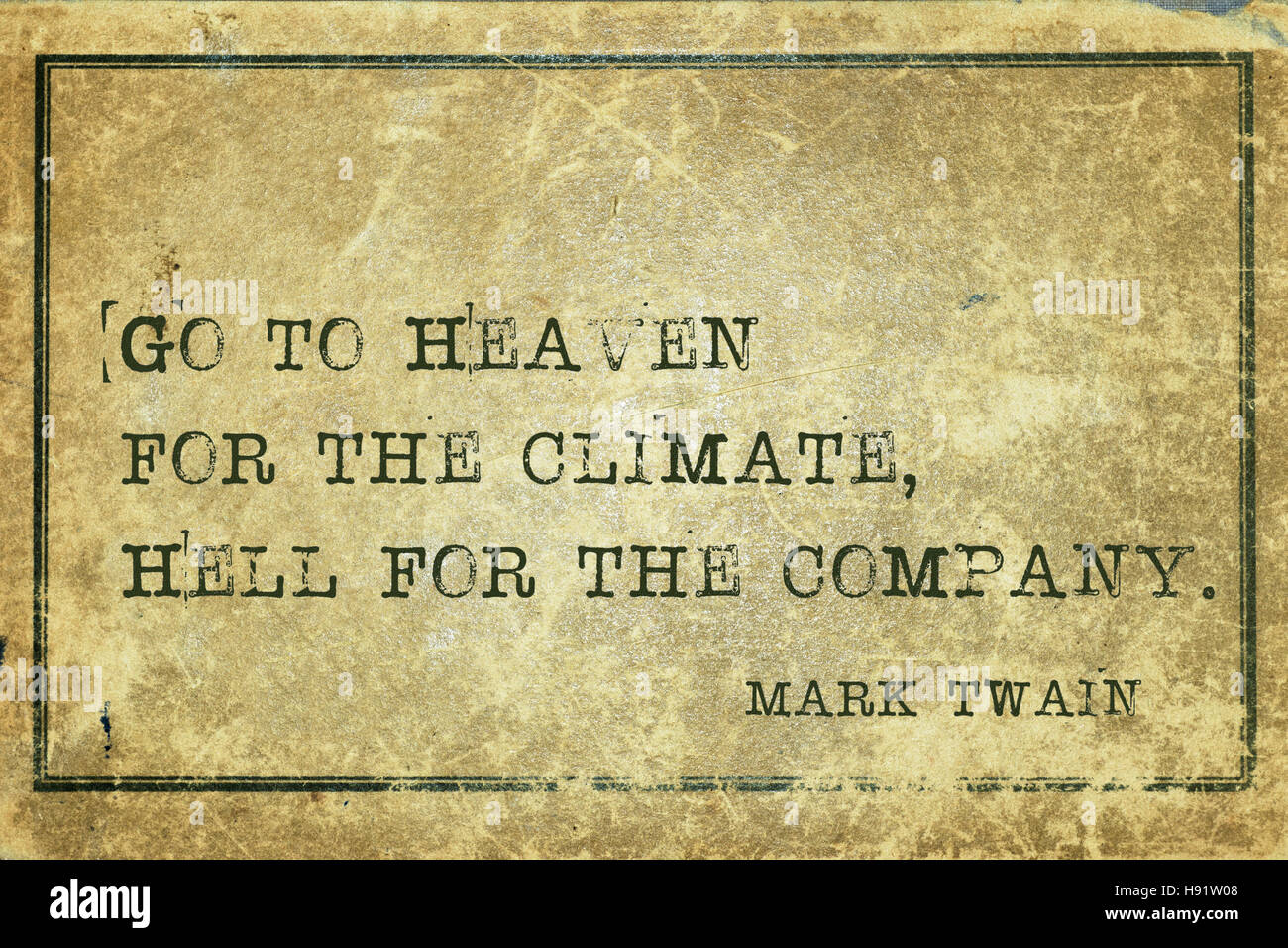 Aller au Ciel pour le climat, l'enfer pour l'entreprise - célèbre écrivain américain Mark Twain quote imprimé sur carton vintage grunge Banque D'Images