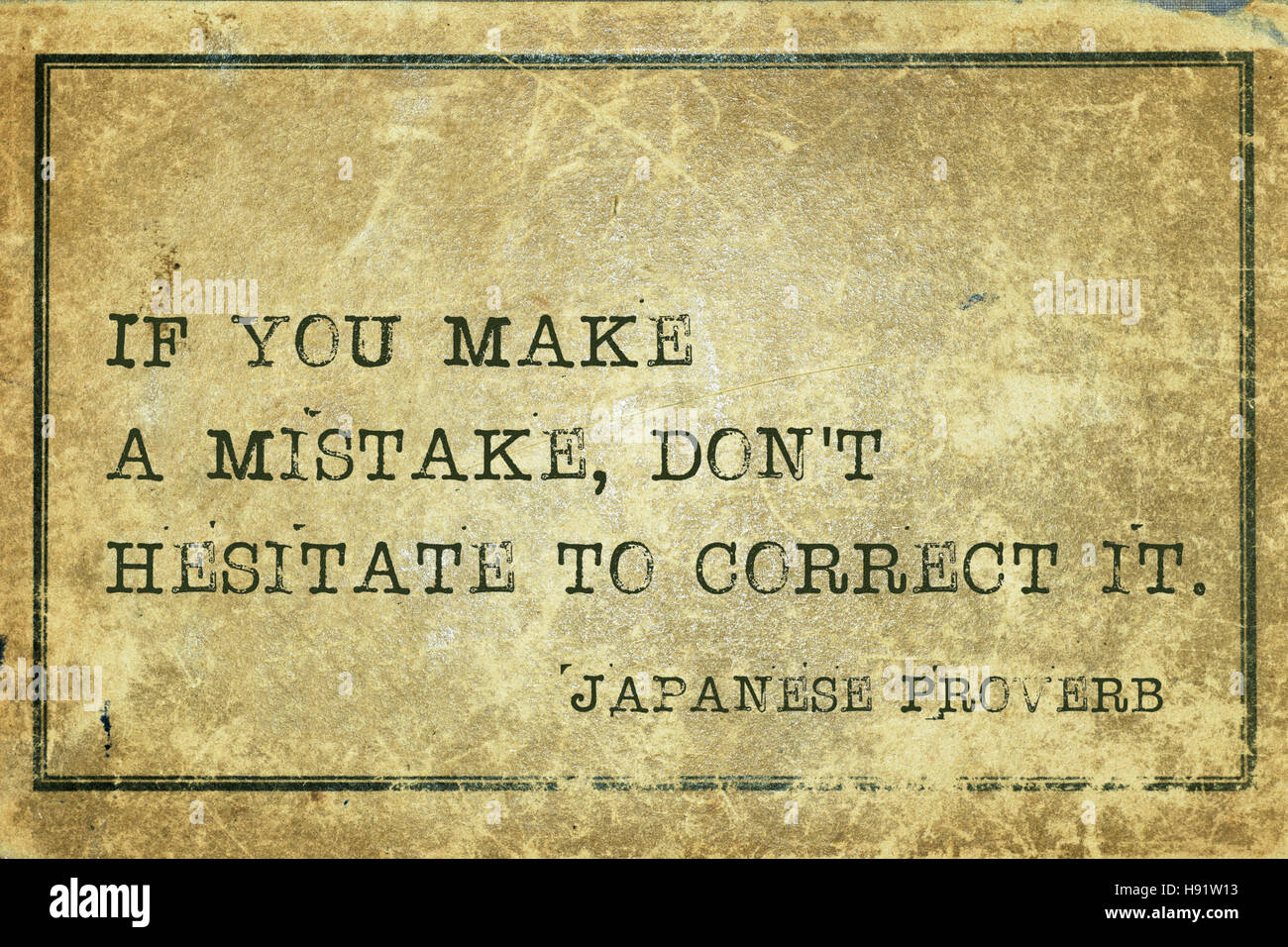 Si vous faites une erreur, n'hésitez pas à corriger - ancien proverbe japonais imprimé sur carton vintage grunge Banque D'Images