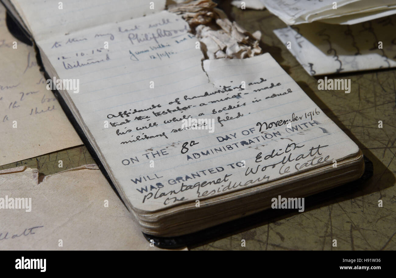 Une page du livre de poche de deuxième lieutenant Philip Woollatt, qui a été parmi les premiers des milliers qui sont tombés dans les champs de la mort de la France au cours de la bataille de la Somme en 1916, photographié à une installation sécuritaire à Birmingham. Banque D'Images