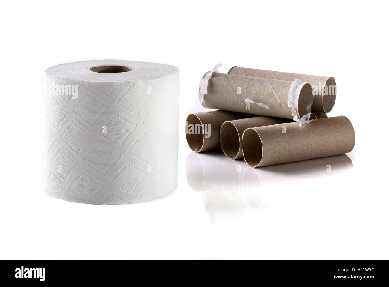 Cinq rouleaux de papier toilette vide à côté d'un rouleau entier Photo  Stock - Alamy