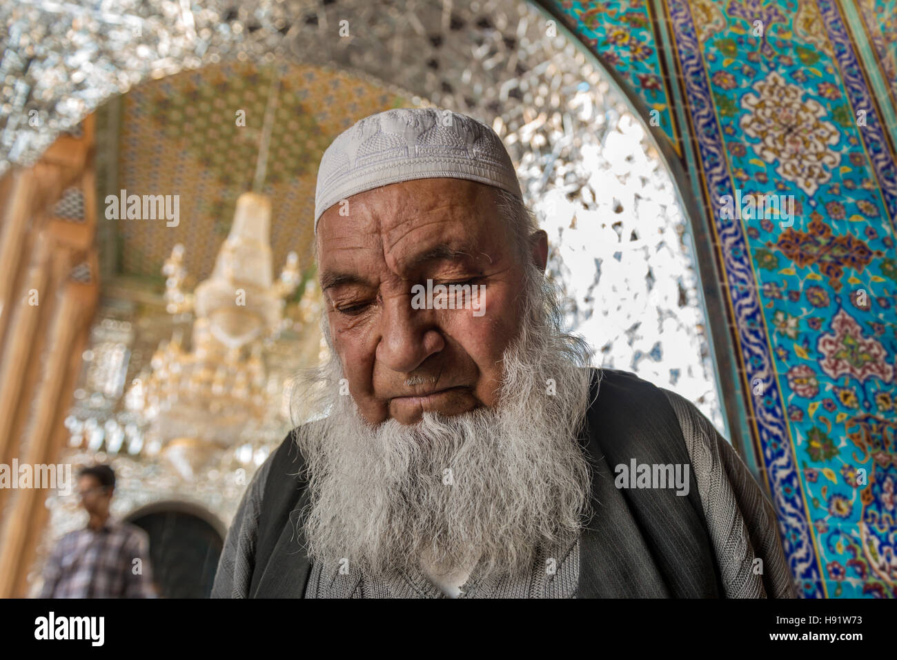 Homme qui prie dans Imamzade Kezvin Mausolée Hossein Iran Banque D'Images