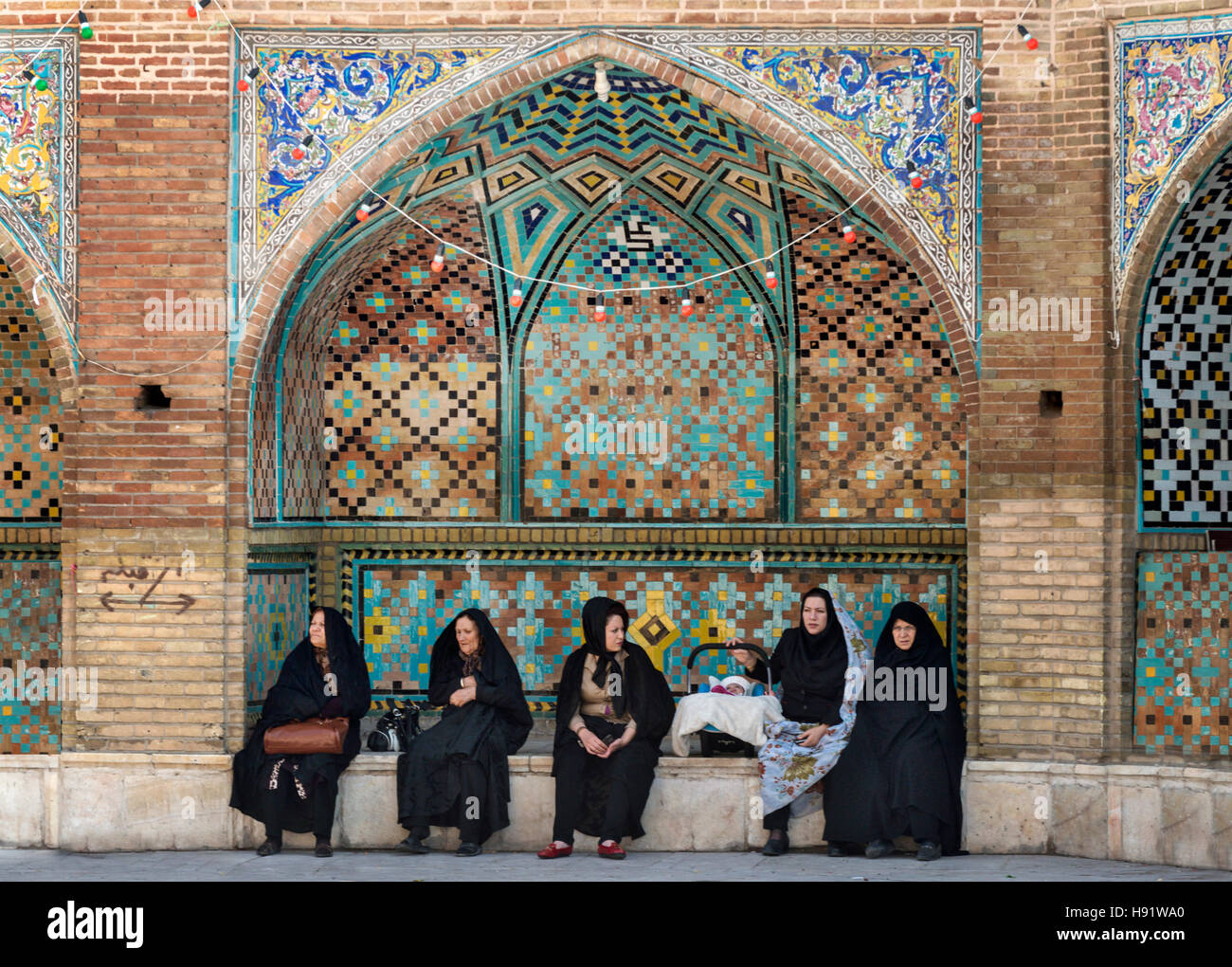 Les femmes en Imamzade Kezvin Mausolée Hossein Iran Banque D'Images