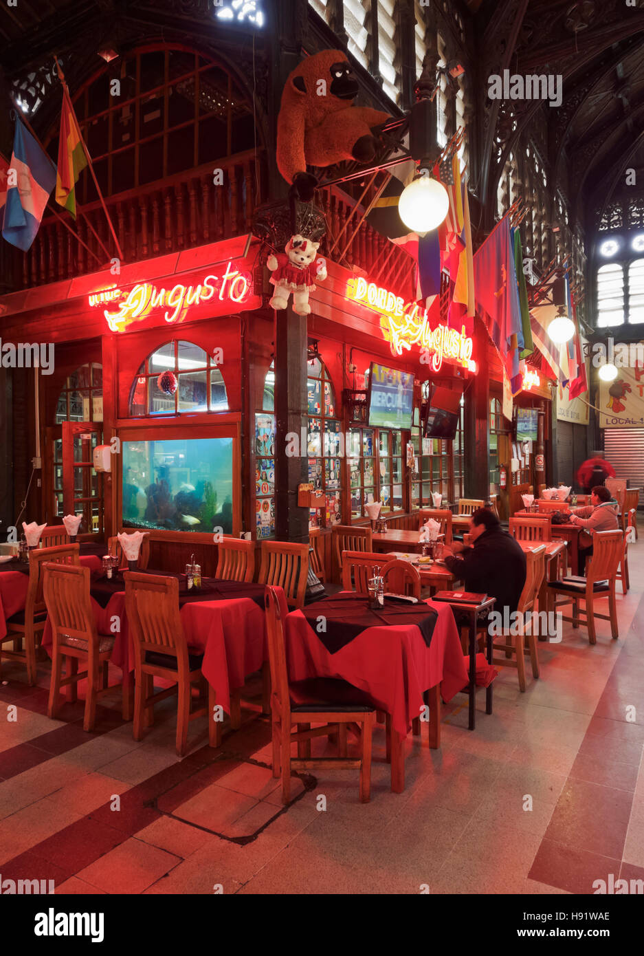 Le Chili, Santiago, donde Augusto Restaurant à l'intérieur du marché central. Banque D'Images