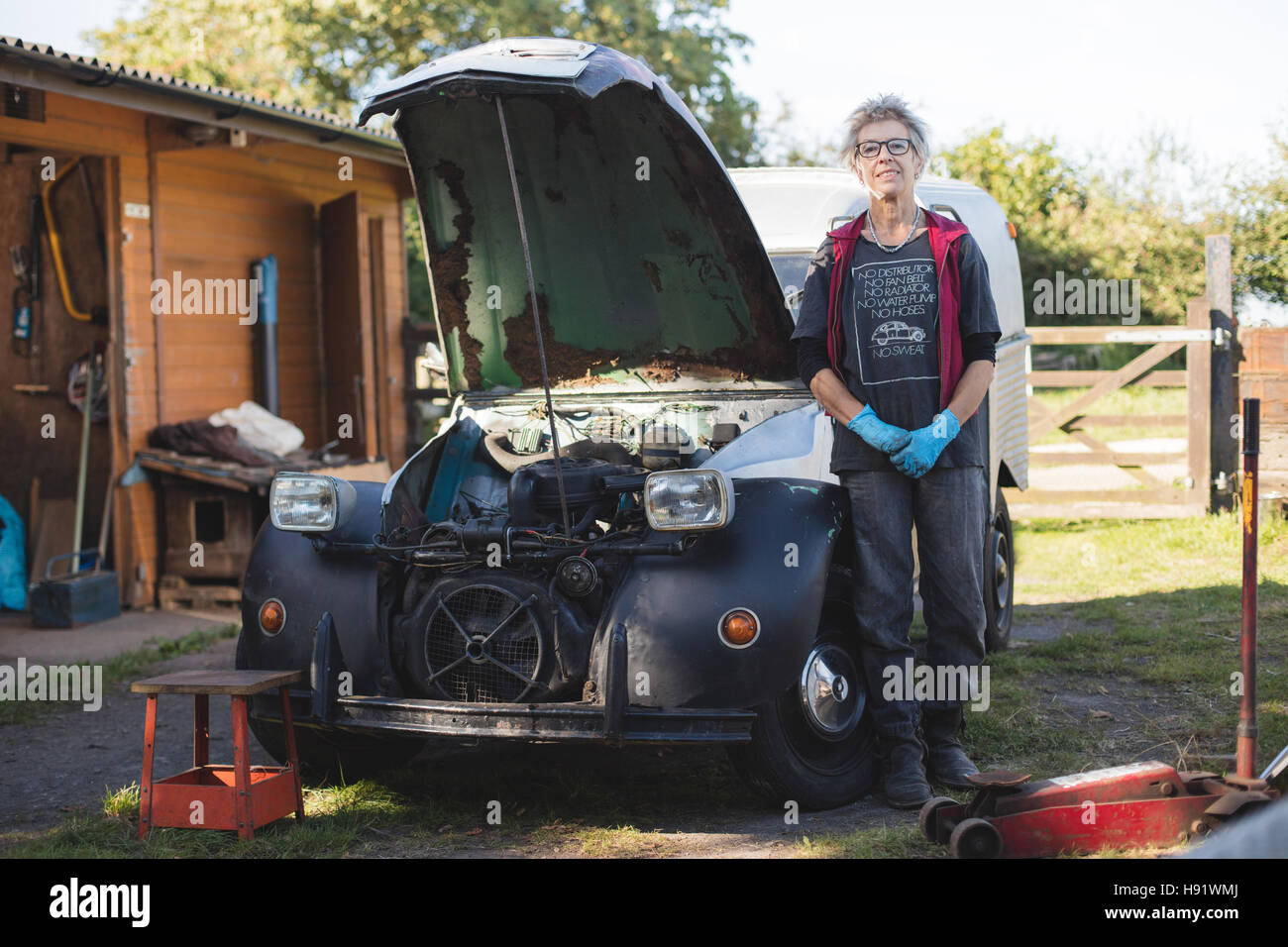 Portrait d'une femme âgée mécanicien automobile Banque D'Images