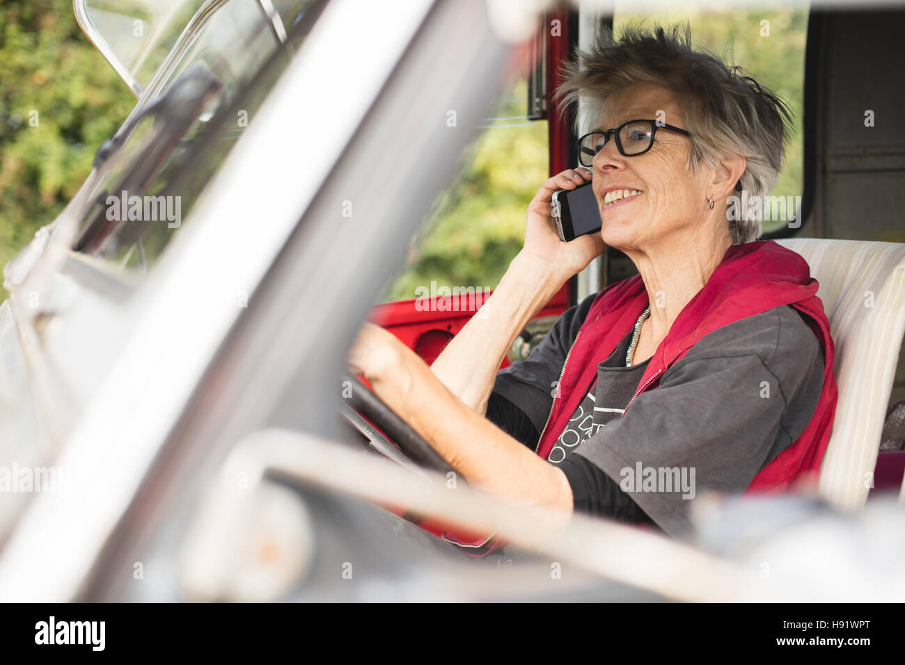 Personnes âgées mécanicien de voiture faire un appel Banque D'Images