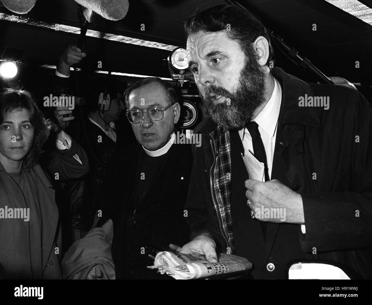 Terry Waite, l'archevêque de Canterbury, l'envoyé spécial de l'aéroport de Heathrow, Londres, avant de partir pour le Liban de nouvelles propositions dont il espère qu'il contribuera à libérer quatre otages américains détenus par des extrémistes musulmans. Banque D'Images Terry Waite, l'archevêque de Canterbury, l'envoyé spécial de l'aéroport de Heathrow, Londres, avant de partir pour le Liban de nouvelles propositions dont il espère qu'il contribuera à libérer quatre otages américains détenus par des extrémistes musulmans. Banque D'Images