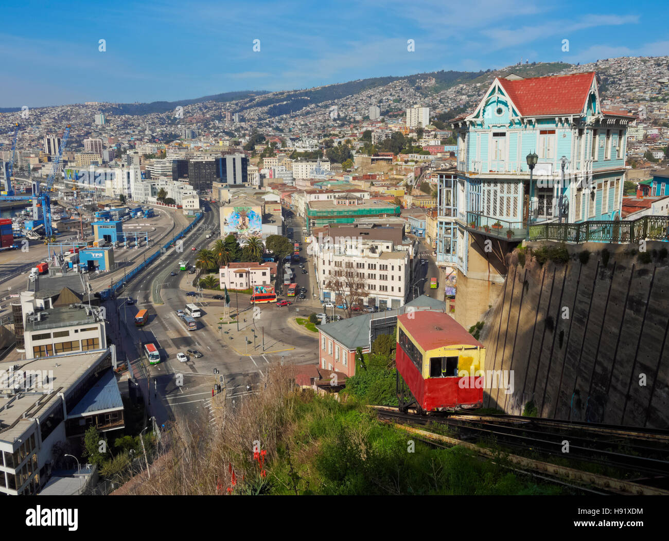 Le Chili, Valparaiso, vue sur le funiculaire Artilleria. Banque D'Images