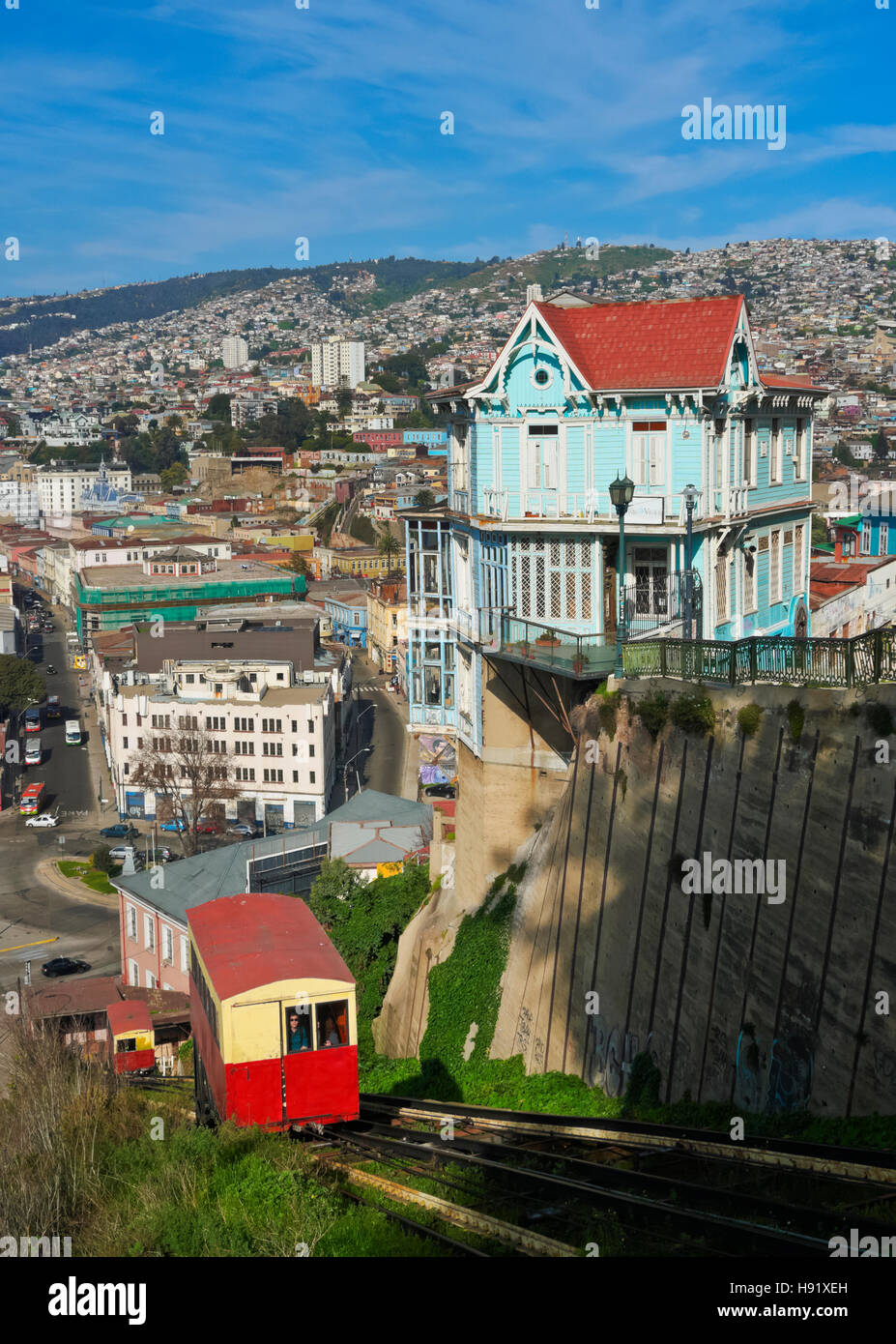 Le Chili, Valparaiso, vue sur le funiculaire Artilleria. Banque D'Images
