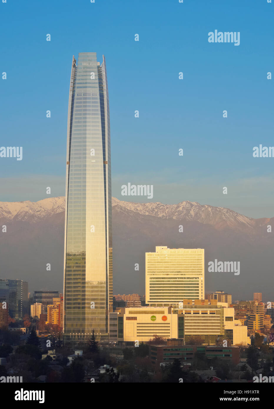 Chili Santiago vue depuis le Parque Metropolitano vers le haut a soulevé les bâtiments avec la plus haute tour Costanera Center Banque D'Images