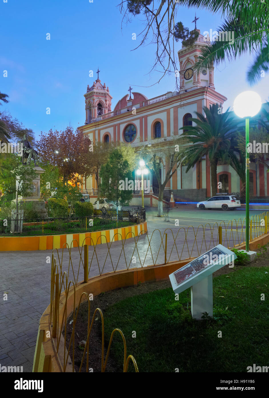 La Bolivie Potosi Ministère Sud Chichas Province Tupiza crépuscule sur la place de l'indépendance avec la Nuestra Señora de la Banque D'Images