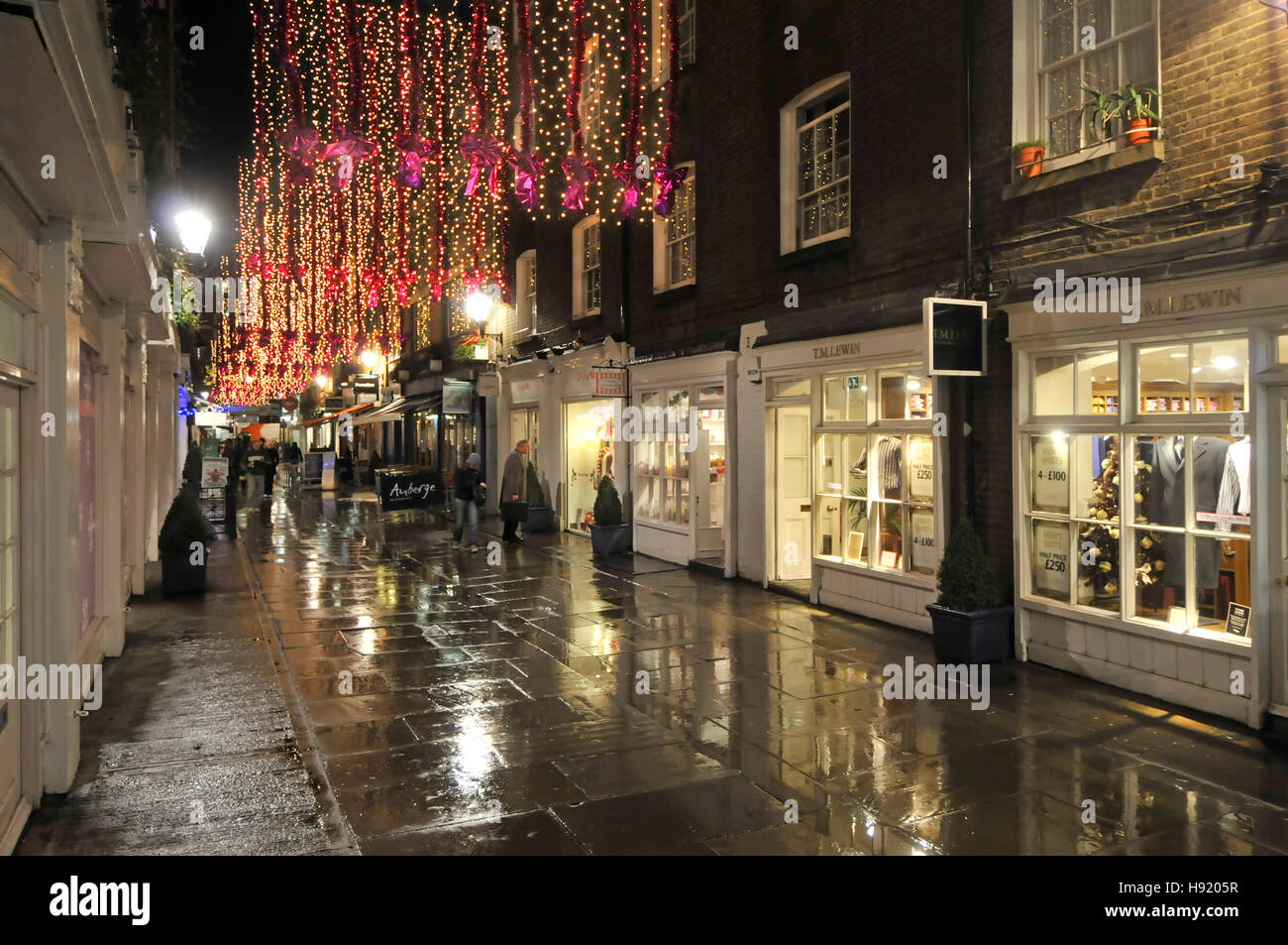 Décorations de Noël lumières London West End shopping manger hors zone avec peu de boutiques haut de gamme St Christophers place juste à côté d'Oxford Street nuit pluvieuse Banque D'Images