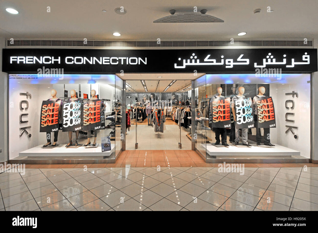 French Connection shop Abu Dhabi UAE middle east centre commercial Marina  marque fcuk/vitrine bilingue de l'intérieur signe multilingue Photo Stock -  Alamy