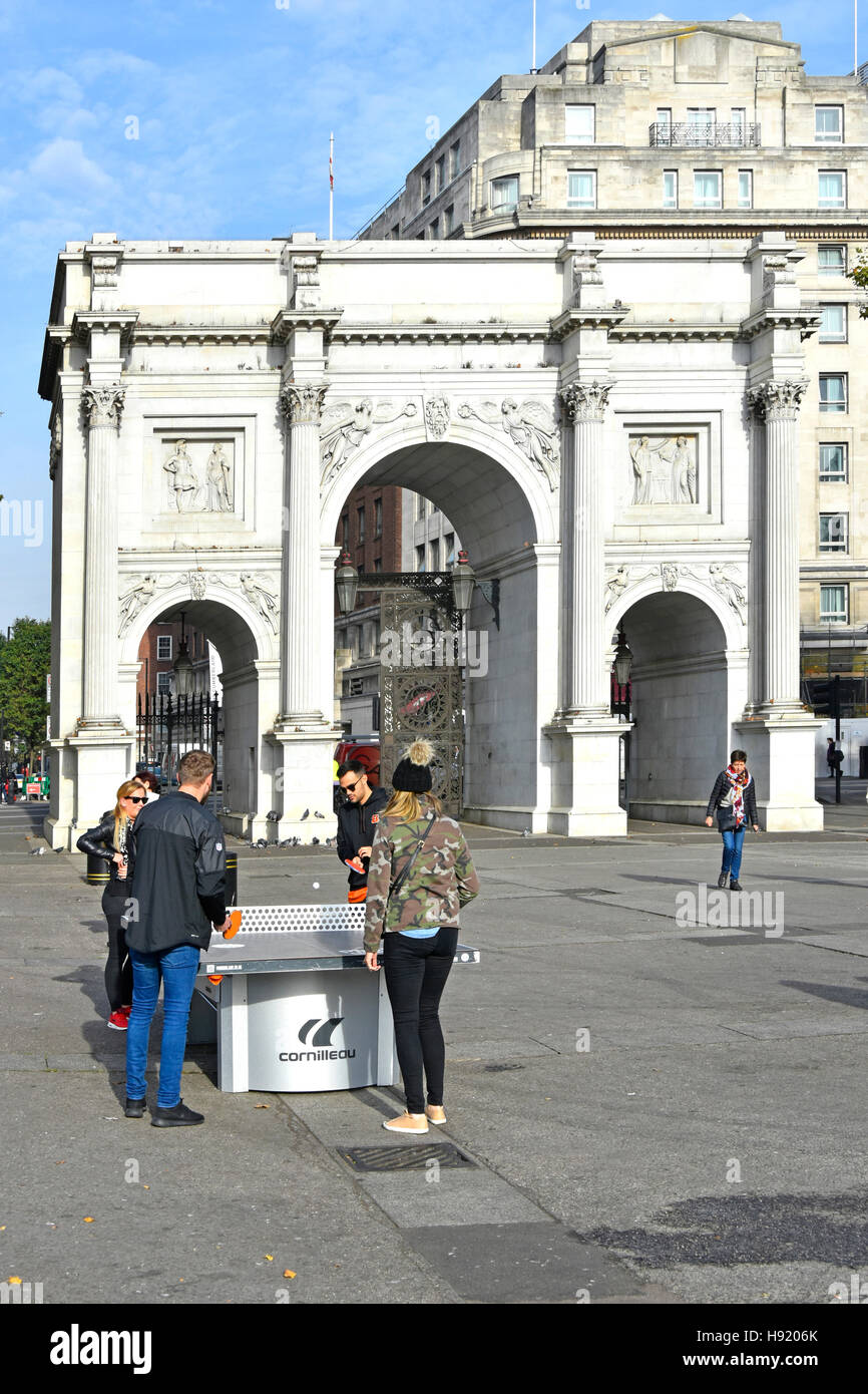 Tennis de table Ping Pong touristes de table jouant un jeu sur une table extérieure en face de l'arc de triomphe historique Marble Arch à Londres West End England UK Banque D'Images