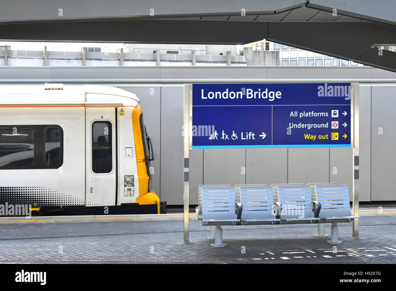 Train arrivant en rénovation des installations de la plate-forme à la gare de London Bridge, dans le cadre d'un important projet de reconstruction des infrastructures de transport public Banque D'Images