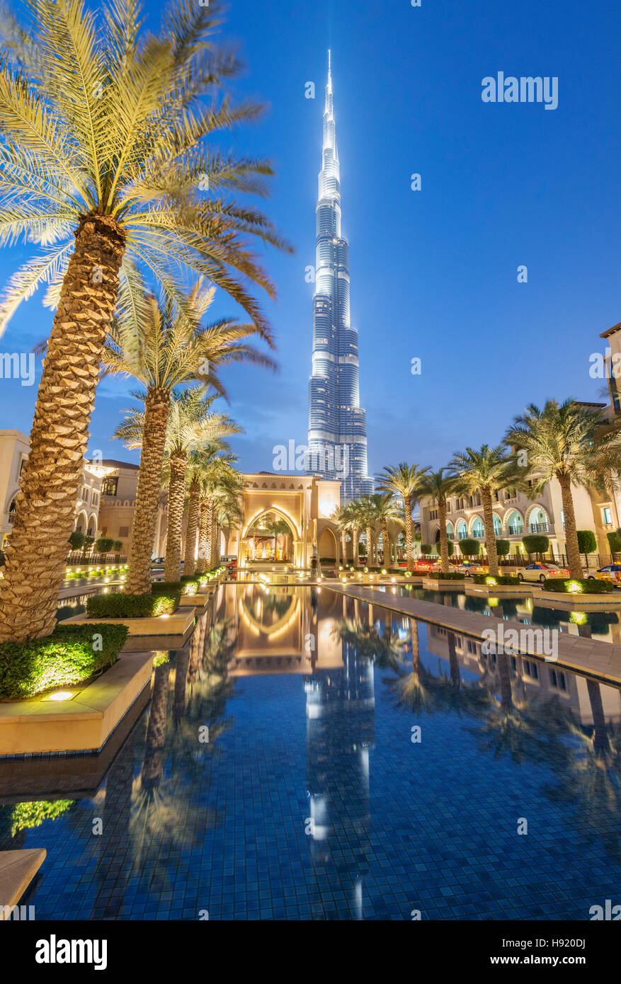 Vue sur le Burj Khalifa et Souk Al Bahar de nuit au centre-ville de Dubaï en Émirats Arabes Unis Banque D'Images