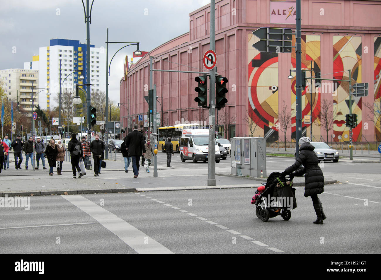 Scène de rue de Berlin, feux de circulation, Alexa shopping mall sur Alexanderstraße Alexanderstrasse près de Alexanderplatz Berlin Allemagne KATHY DEWITT Banque D'Images