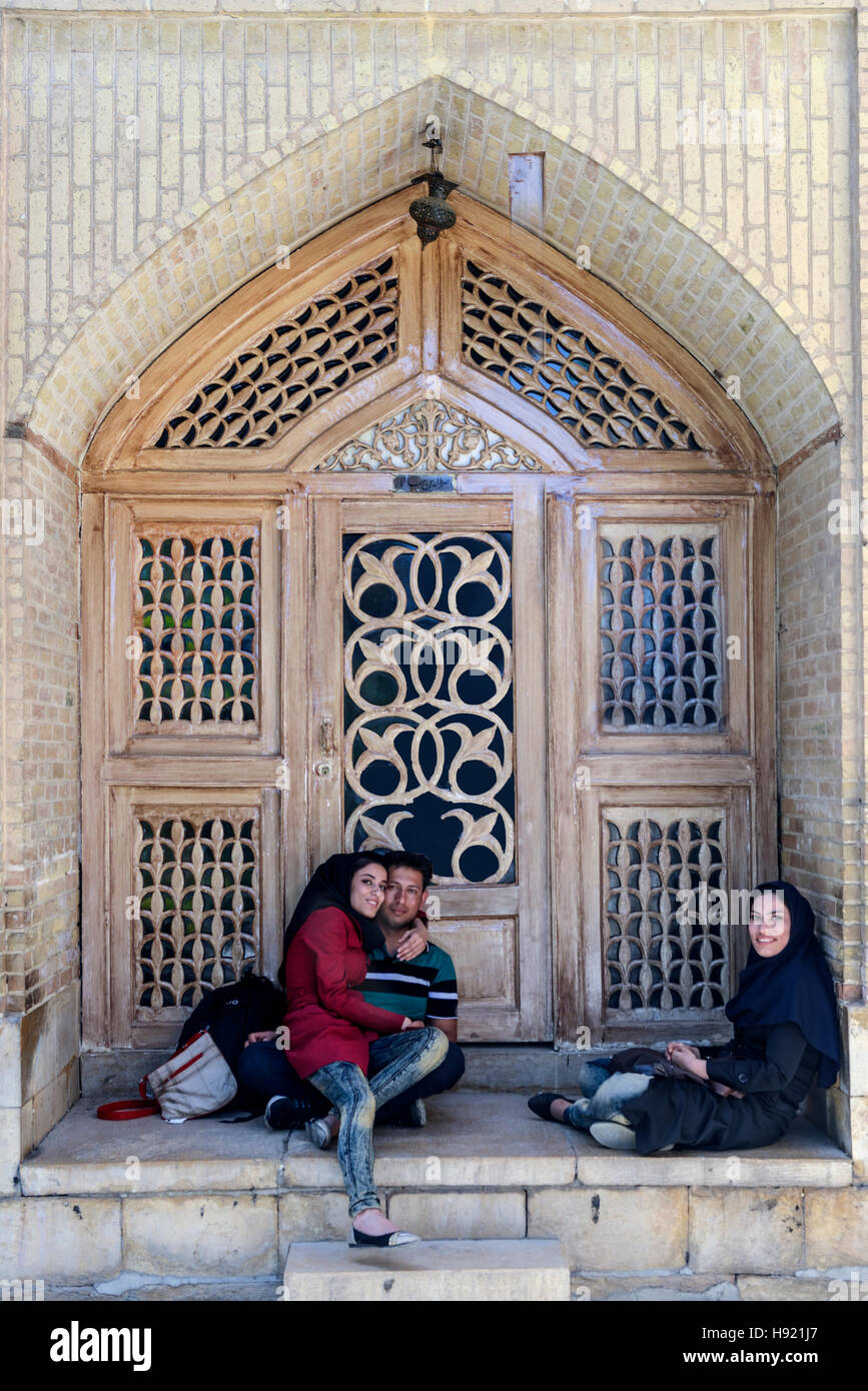 Les adolescents de mausolée de Shah -e Ceragh Shiraz Iran Banque D'Images