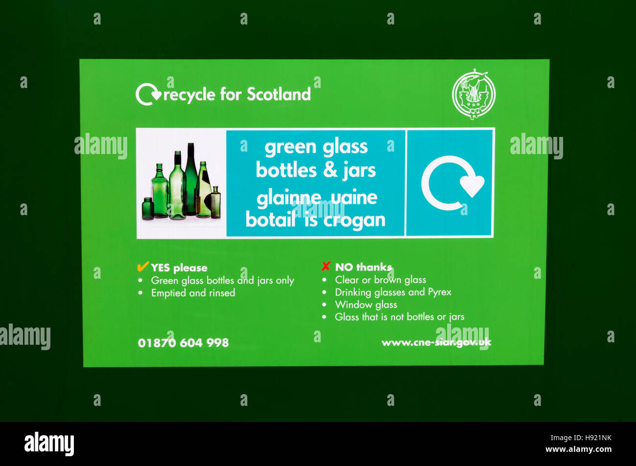 Recyclage de l'Ecosse sign bilingue en anglais et en gaélique sur le côté d'un bac de recyclage dans les Hébrides extérieures. Banque D'Images