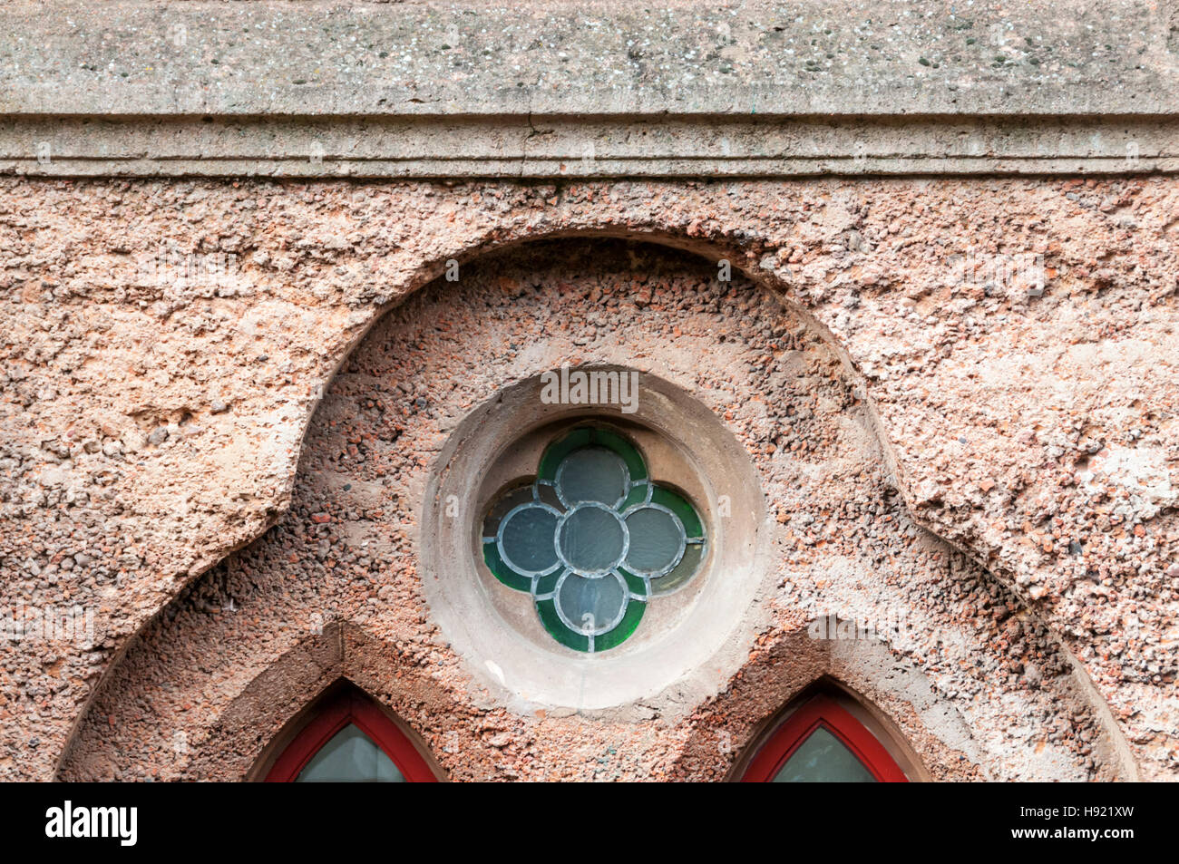 Détail de la fenêtre du béton Nouvelle église dans Anerley, le sud de Londres. Construit en béton à base de ciment Portland et de colorant rose en 1883. Banque D'Images