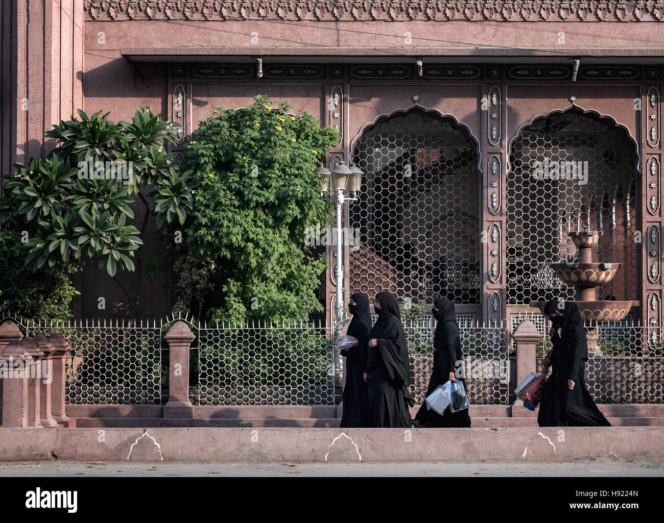 Les femmes en burqa dans le bazar de Peshawar au Pakistan. Banque D'Images