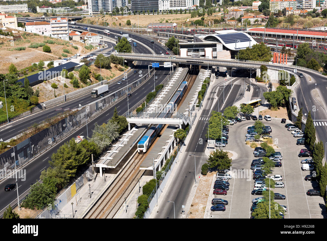 Vue de l'infrastructure routière et ferroviaire dans la vallée de l'Alcantara vers le nord de l'Aqueduc de l'eau libre à Lisbonne, Portugal Banque D'Images