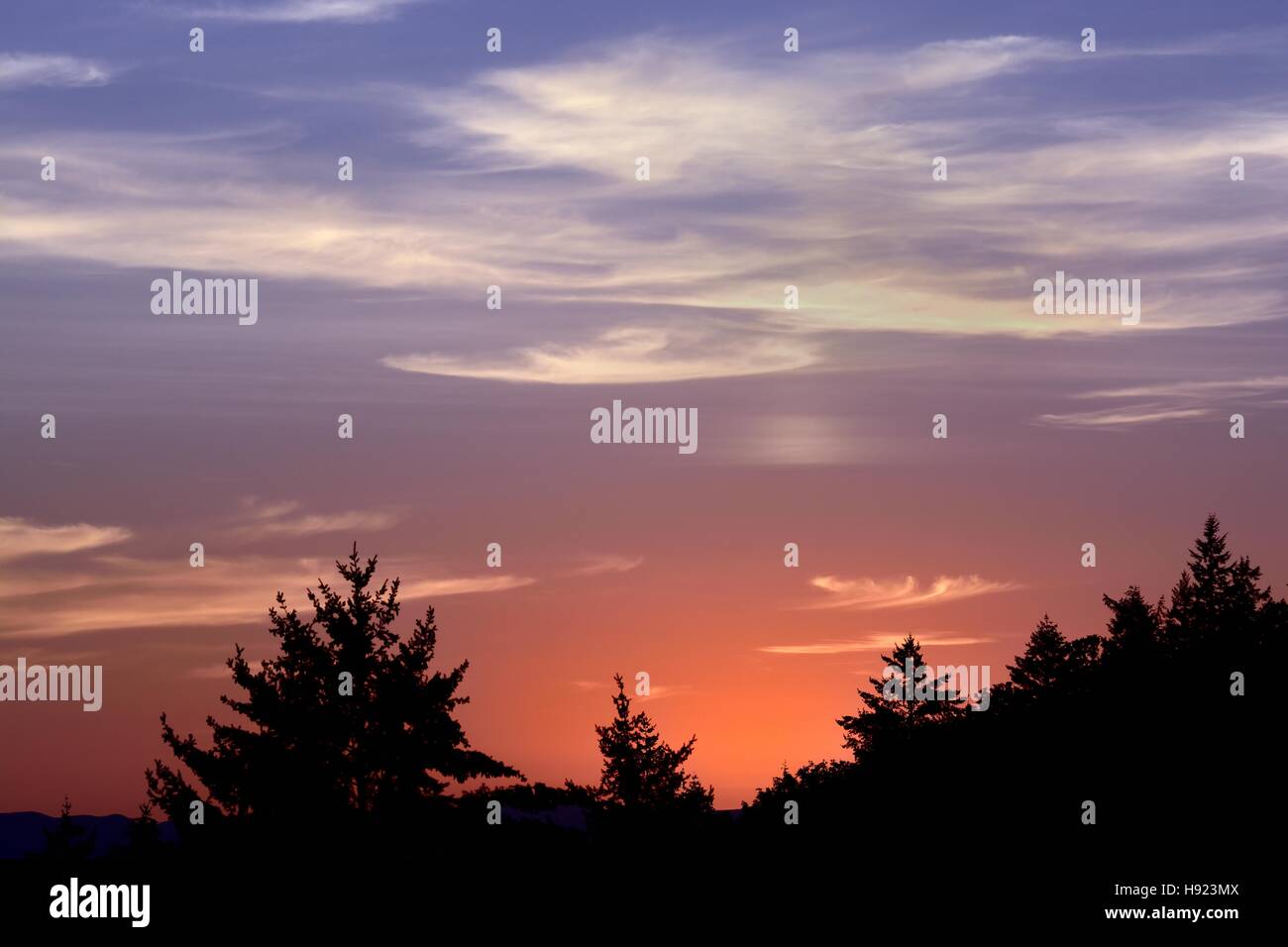 Ciel coucher de soleil avec des nuages colorés Banque D'Images