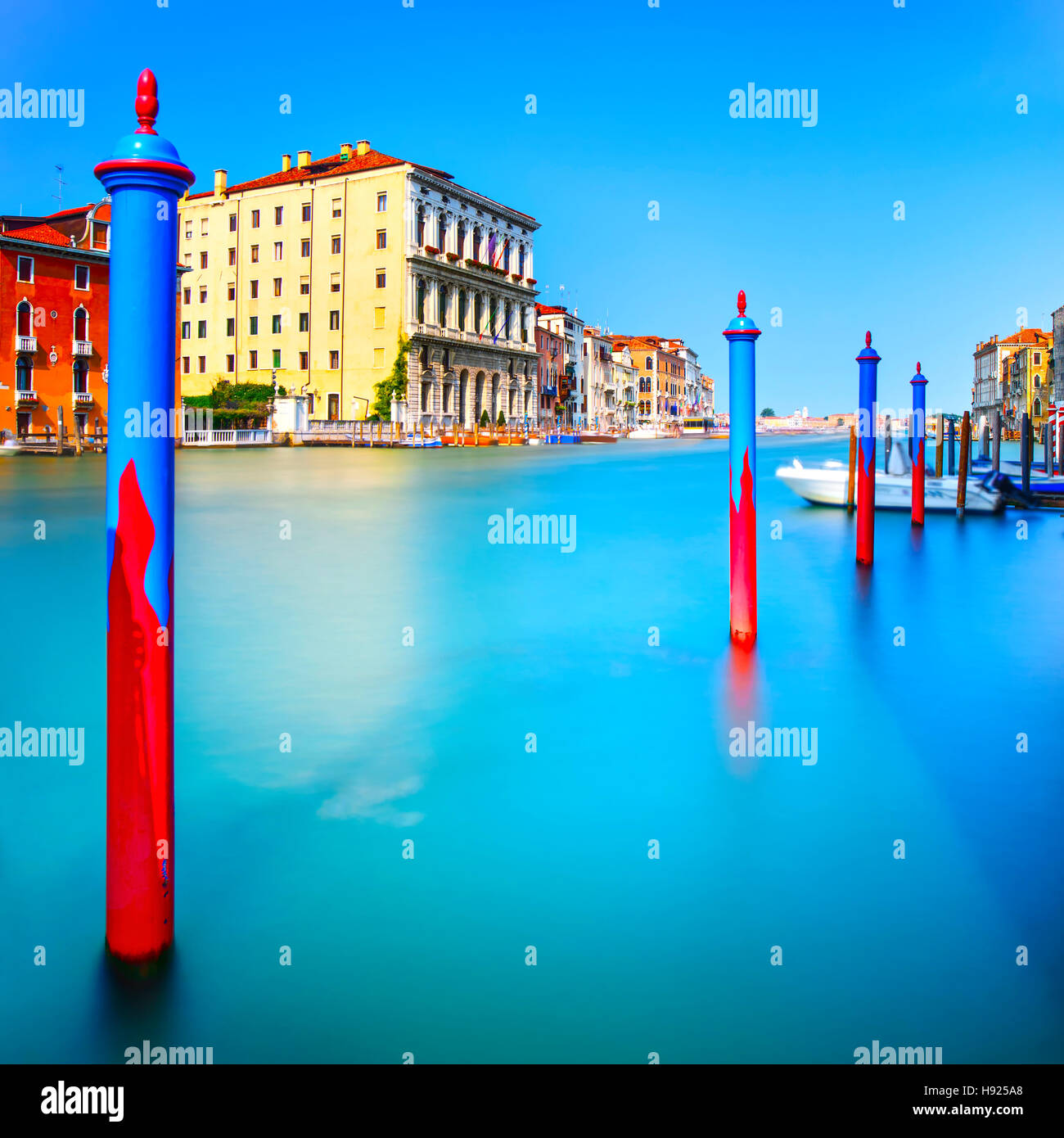 Les Poteaux et l'eau douce sur la lagune de Venise au Grand Canal. Photos à longue exposition. Banque D'Images