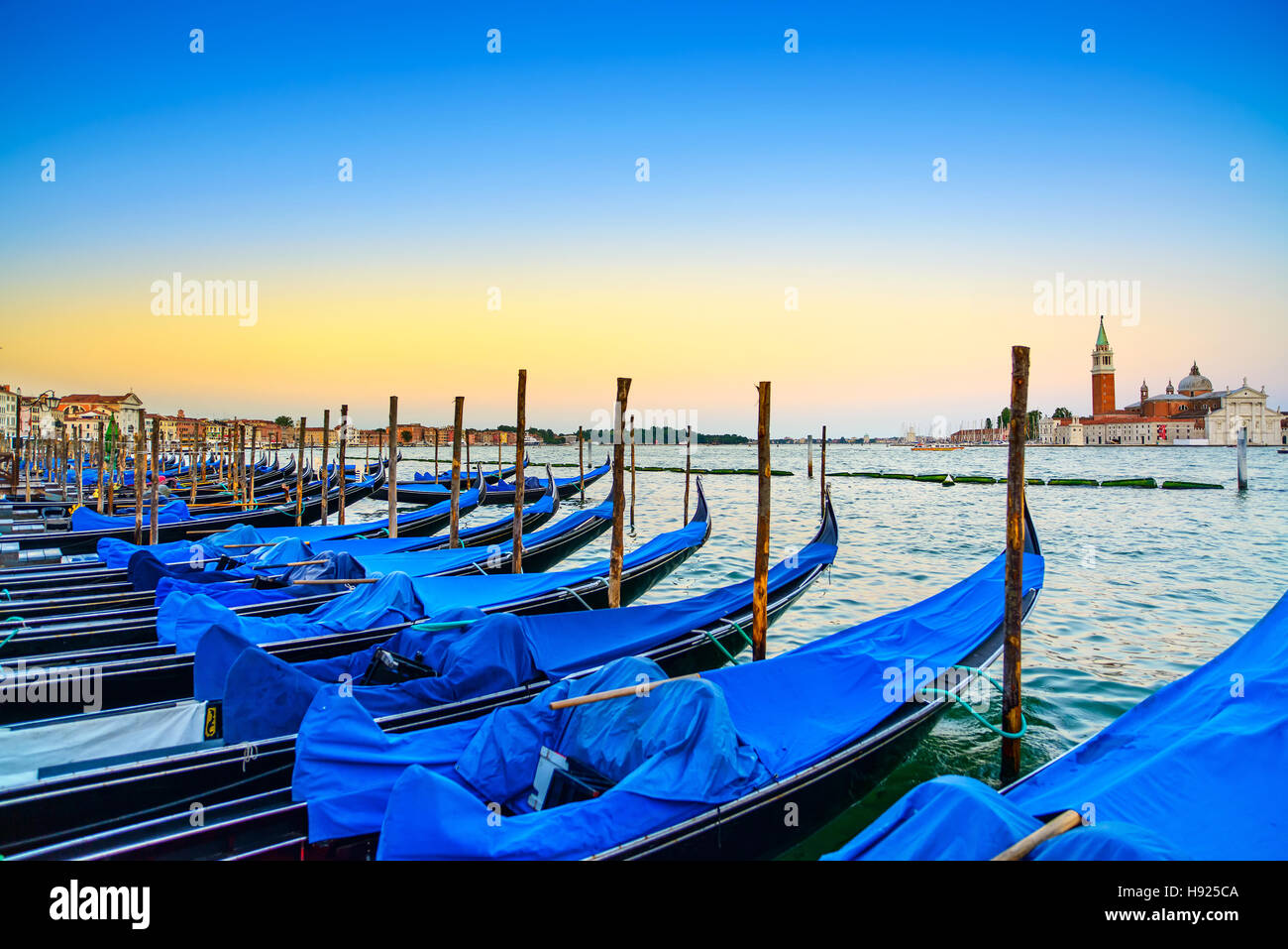 Venise, gondoles ou gondole sur un coucher de soleil bleu crépuscule et église San Giorgio Maggiore vue sur arrière-plan. L'Italie, l'Europe. Banque D'Images