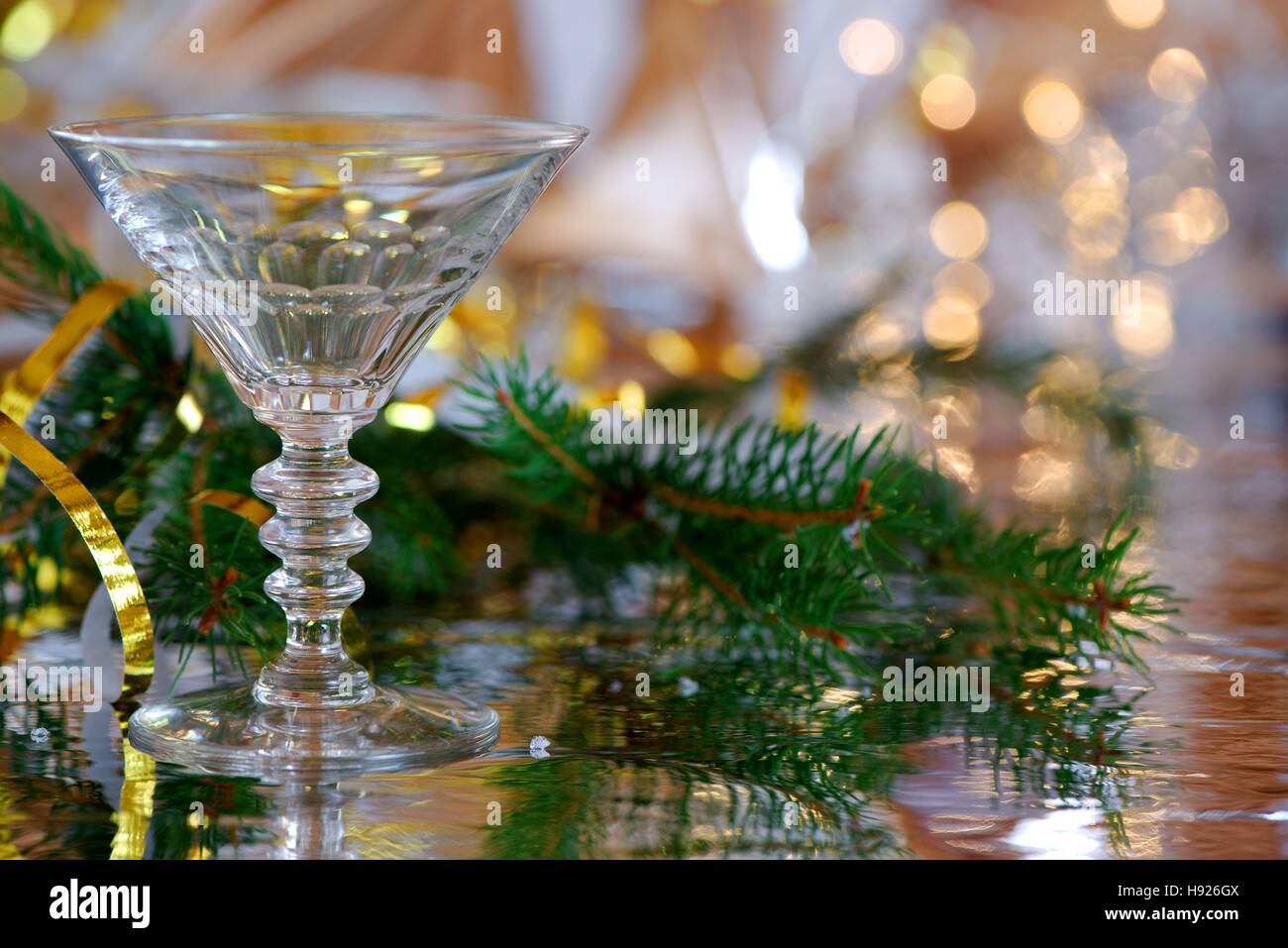 Verre à cocktail avec décoration de Noël et de réflexion Banque D'Images