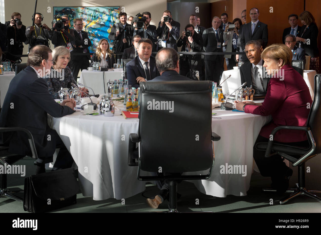 Premier ministre Theresa peut parle avec la Chancelière allemande Angela Merkel, le président américain Barack Obama, le président français, François Hollande, le premier ministre italien, Matteo Renzi, et le premier ministre Espagnol Mariano Rajoy lors d'une réunion à Berlin avec les dirigeants de l'USA, Allemagne, France, Italie et Espagne. Banque D'Images