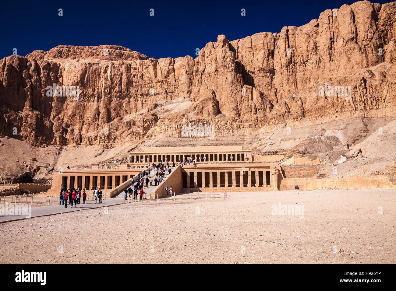 Le Temple de la reine Hatchepsout à Deir el Bahari sur la rive ouest du Nil. Banque D'Images