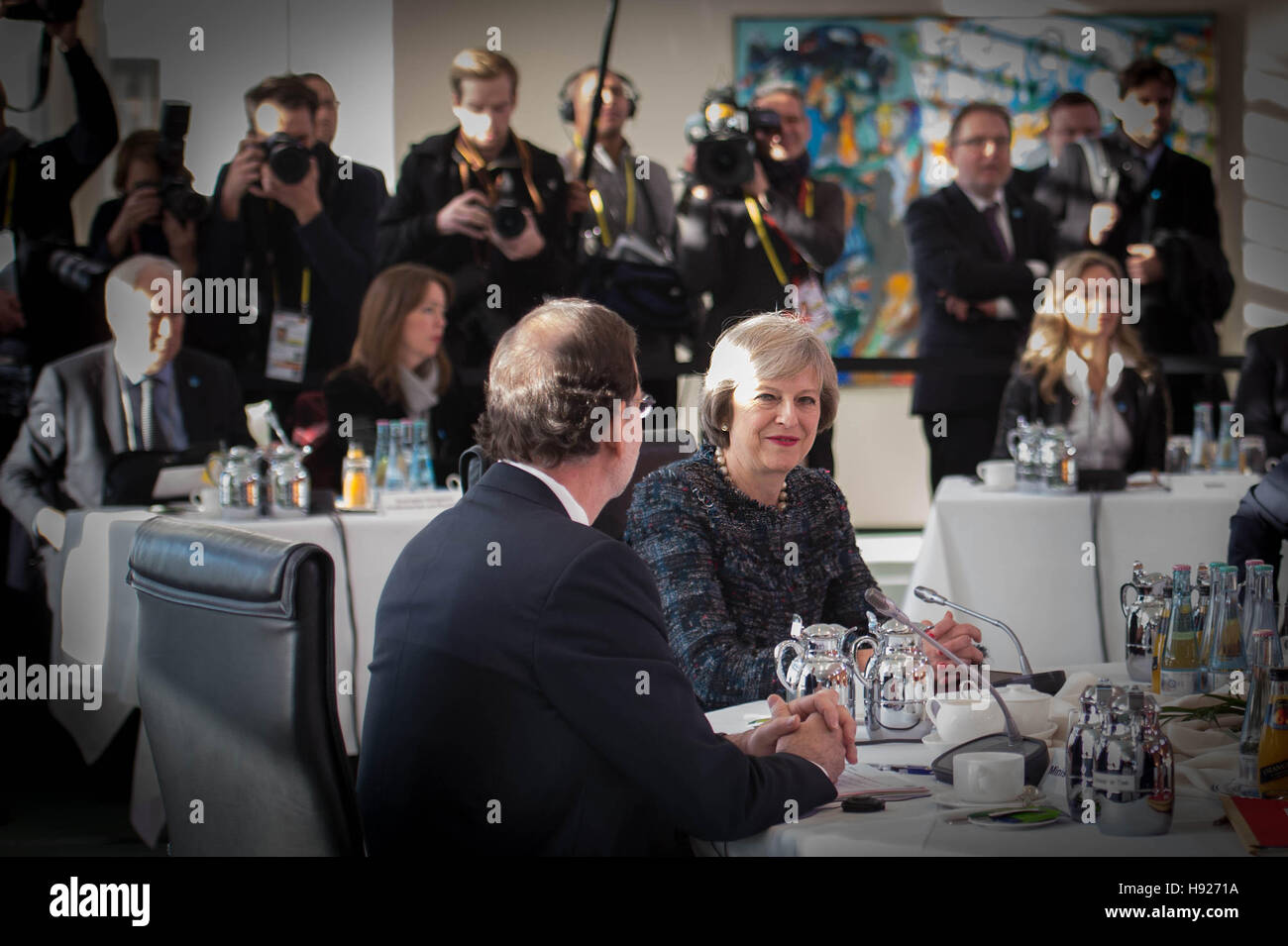 Premier ministre Theresa mai avec le premier ministre Espagnol Mariano Rajoy lors d'une réunion à Berlin avec les dirigeants de l'USA, Allemagne, France, Italie et Espagne. Banque D'Images