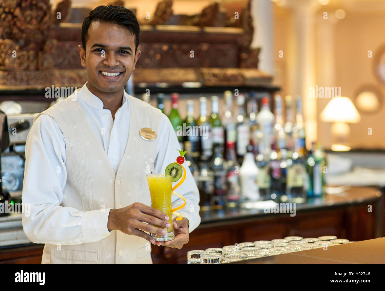 Barman avec cocktail au Residence hotel à Maurice. Banque D'Images