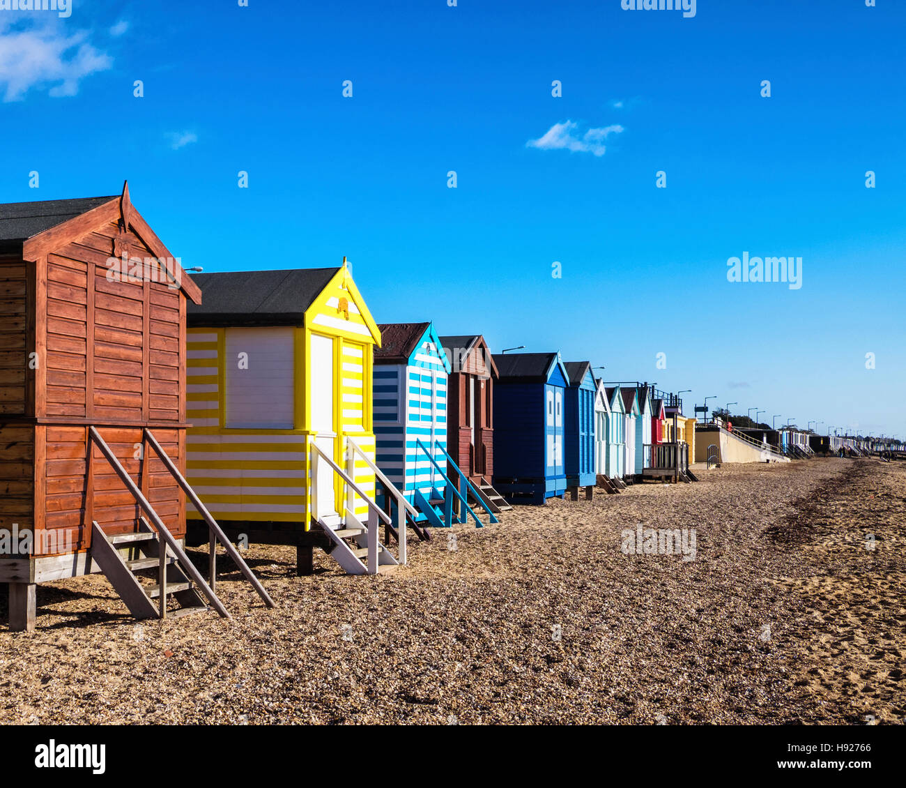 Cabines colorées sur une plage déserte en hiver. Southend-on-sea, Essex, Angleterre Banque D'Images