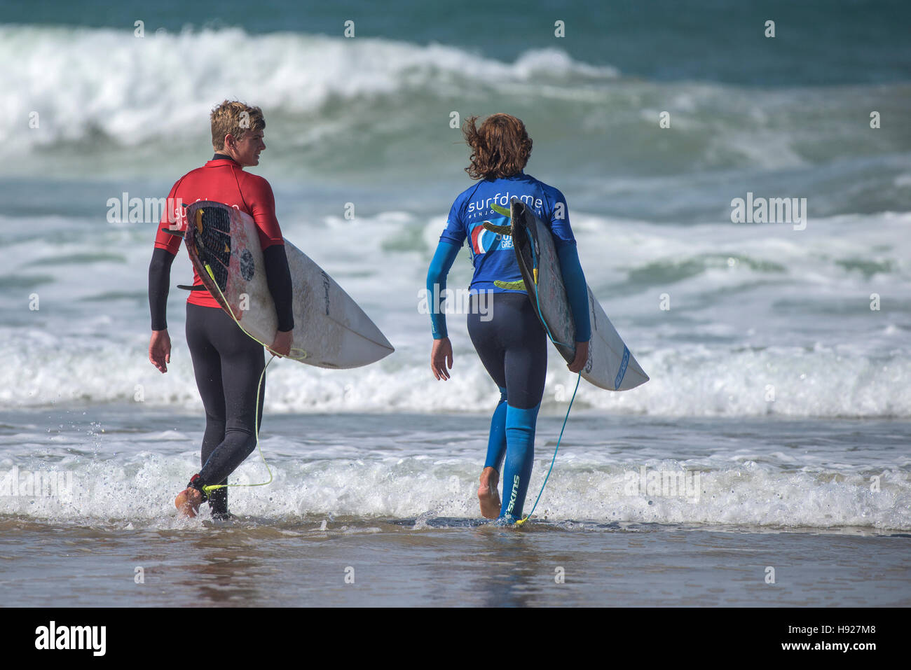 Le GO Surf Surf Clubs Inter à concurrence de Fistral Newquay. Banque D'Images