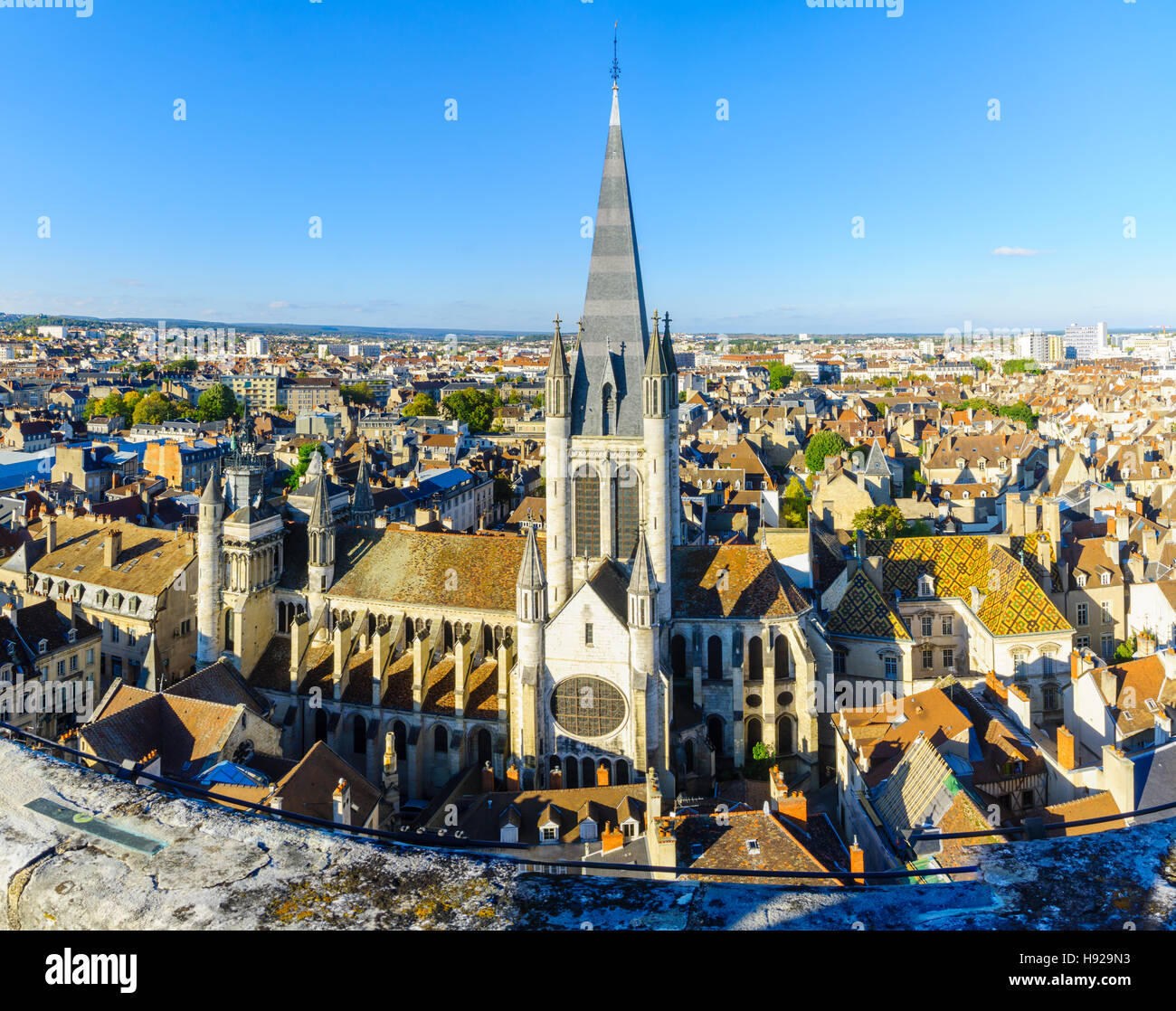 Une vue aérienne du centre historique de la ville, avec l'église Notre-Dame, à Dijon, Bourgogne, France Banque D'Images