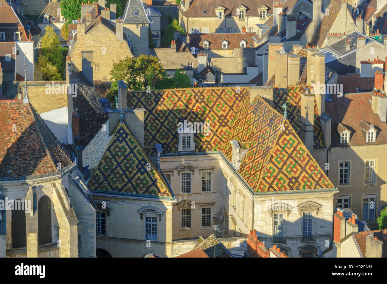 Une vue aérienne du centre historique de la ville, avec un toit à motifs colorés, à Dijon, Bourgogne, France Banque D'Images