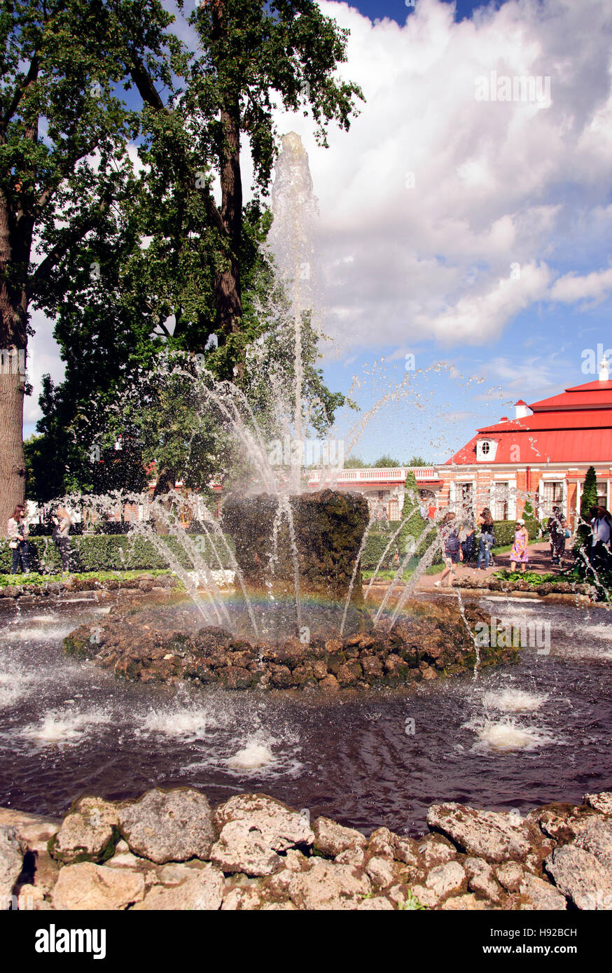 Les fontaines du parc inférieur dans le palais de Peterhof, Peterhof, près de Saint-Pétersbourg, Russie Banque D'Images